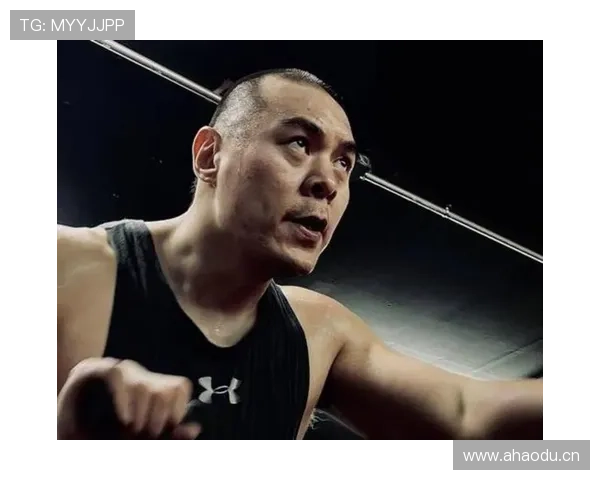 张志磊戴着大表排队买早餐，这种反差比赛里还带劲